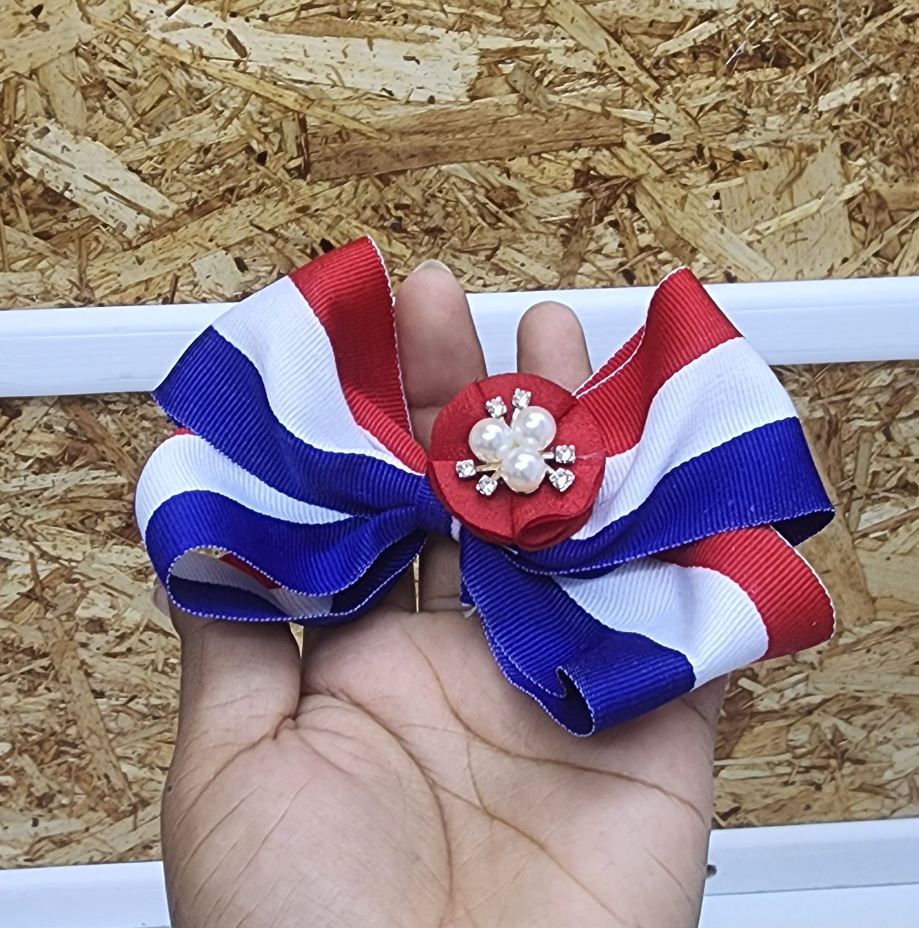 Lazo tricolor con pinza, bandera dominicana